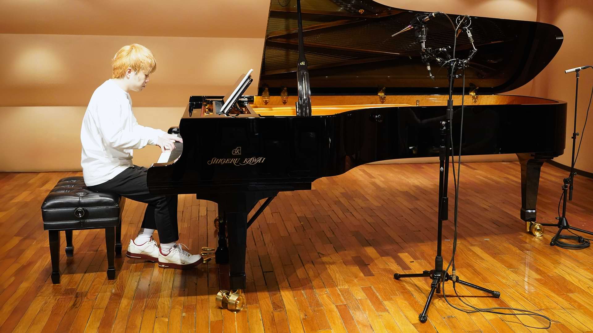 Yoshi recording La Campanella on the Shigeru Kawai SK-EX at Kawai Omotesando