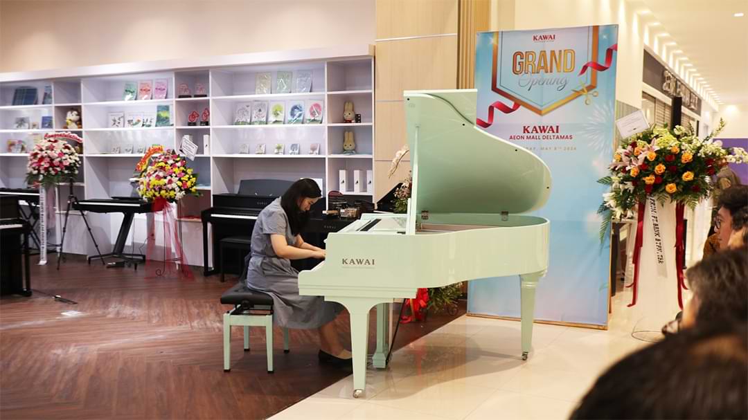 green piano